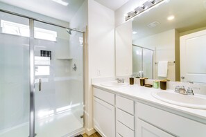 Apartment (4 Bedrooms) | Bathroom - Modern Reno Vacation Home: Easy Access to Nature (Reno)