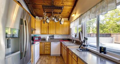 Hot Tub, Grill & Views: Waldport Getaway!