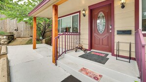 A house with a red door, a wooden porch, and a mailbox. - Eureka Springs Rental - Walk to Downtown! (Eureka Springs)