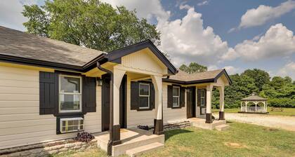 Scenic Eureka Springs Cabin Rental w/ Balcony!