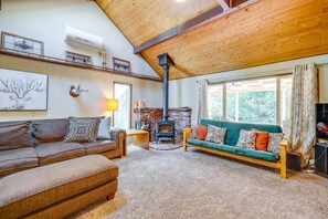 บ้านพัก (2 Bedrooms) | บริเวณนั่งเล่น | เตาผิง, เครื่องเล่นวิดีโอเกม, เครื่องเล่นดีวีดี, หนังสือ