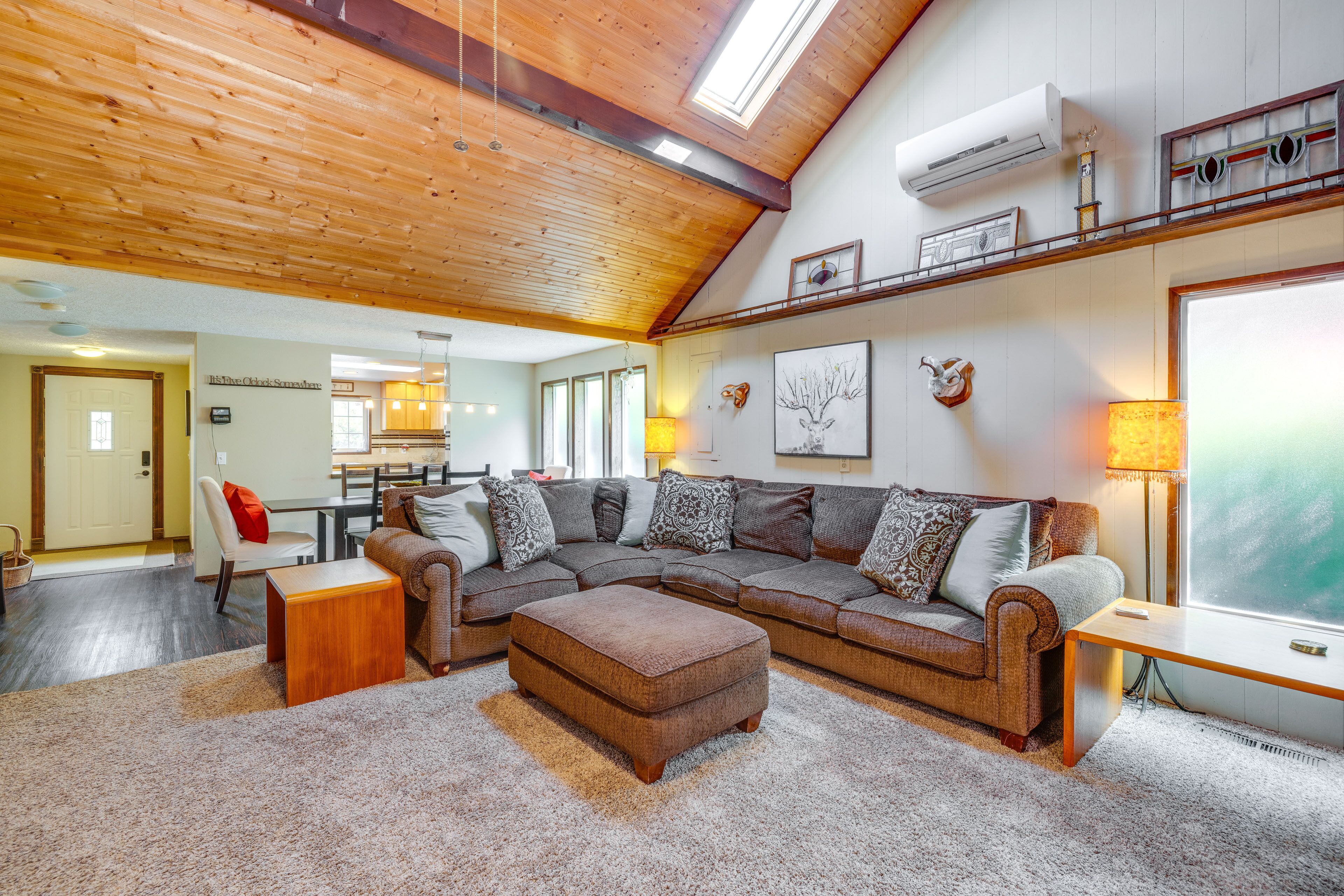 Lò sưởi, máy chơi game, đầu đĩa DVD, sách 