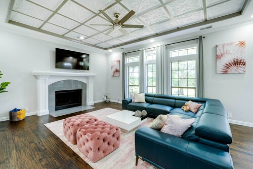 10 Acres w/ Hot Tub & Pond: Luxury Melissa Villa!