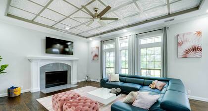 10 Acres w/ Hot Tub & Pond: Luxury Melissa Villa!