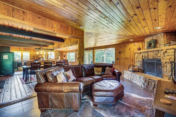 Interior - Eureka Springs Rental Cabin 8 Mi to Downtown! (Eureka Springs)