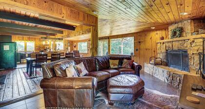 Eureka Springs Rental Cabin 8 Mi to Downtown!