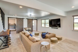 House (6 Bedrooms) | Interior