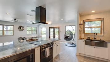 House (6 Bedrooms) | Interior