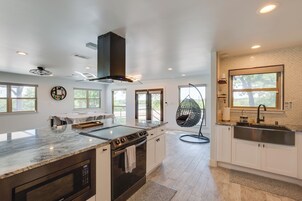 House (6 Bedrooms) | Interior