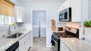 House (3 Bedrooms) | Private kitchen | Microwave, oven, stovetop, dishwasher