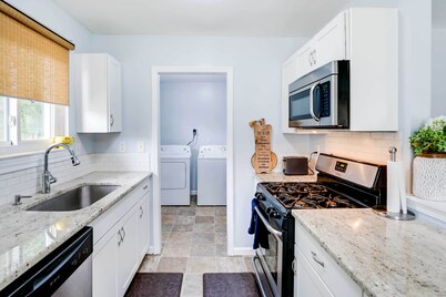 4 Mi to Michigan Stadium: Cozy Home w/ Fire Pit!