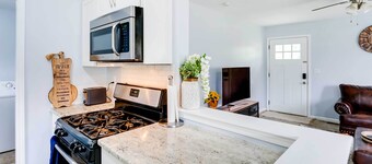 4 Mi to Michigan Stadium: Cozy Home w/ Fire Pit!