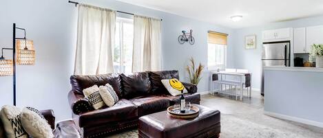 Casa (3 Bedrooms) | Área de sala de estar | Televisión