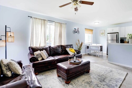4 Mi to Michigan Stadium: Cozy Home w/ Fire Pit!