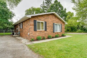 Exterior - 4 Mi to Michigan Stadium: Cozy Home w/ Fire Pit! (Ann Arbor)