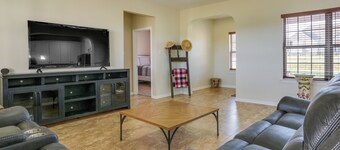 ประมาณ 10 ไมล์ถึงดาวน์ทาวน์แมคคินนีย์: บ้านพร้อมชานบ้านและสนามหญ้า