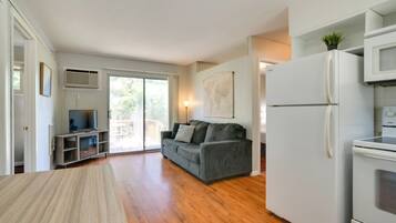 Apartment (3 Bedrooms) | Front of property