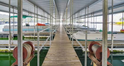Lakefront Haven: Boat Slip, Deck & Community Pool!