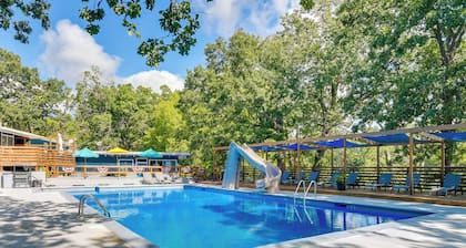 Lakefront Haven: Boat Slip, Deck & Community Pool!