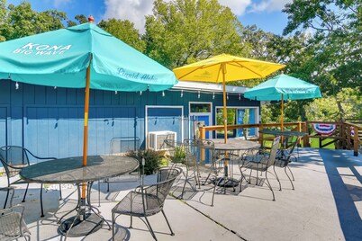 Lakefront Haven: Boat Slip, Deck & Community Pool!