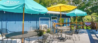 Lakefront Haven: Boat Slip, Deck & Community Pool!
