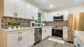 House (4 Bedrooms) | Private kitchen | Microwave, oven, stovetop, dishwasher