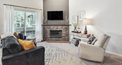Overland Park Condo, Close to Lakes & Parks!