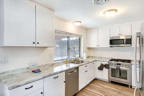 House (4 Bedrooms) | Private kitchen - Quiet Ridgecrest Vacation Rental w/ Private Yard! (Ridgecrest)