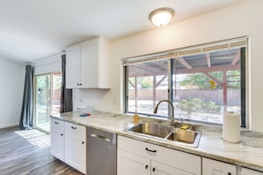 Paper towels - Quiet Ridgecrest Vacation Rental w/ Private Yard! (Ridgecrest)