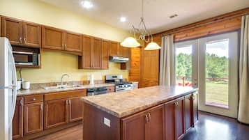 House (2 Bedrooms) | Interior