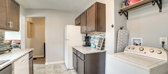 Deck & Patio: Inviting Abode in Natrona Heights!