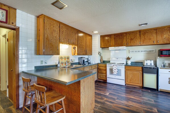 House (4 Bedrooms) | Interior - Furnished Porch + Gas Grill: Lakeside Cottage Stay (Lakeside)