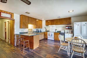 House (4 Bedrooms) | Interior - Furnished Porch + Gas Grill: Lakeside Cottage Stay (Lakeside)