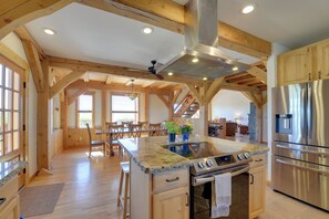 House (6 Bedrooms) | Interior