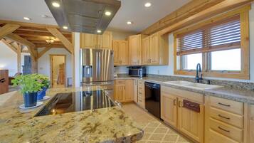 House (6 Bedrooms) | Interior