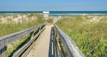 Carolina Beach Lakefront House: Walk to Beach!