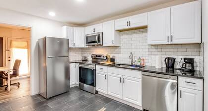Pet-friendly Overland Park Condo With Pool Access!
