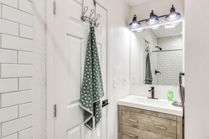 Apartment (2 Bedrooms) | Interior - Pet-friendly Overland Park Condo With Pool Access! (Lenexa)