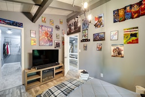 4 bedrooms, desk, laptop workspace, iron/ironing board - Beech Mountain Home w/ Fire Pit < 1 Mi to Skiing! (Banner Elk)