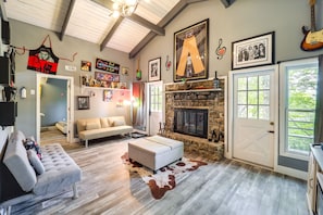TV, fireplace, iPod dock, books - Beech Mountain Home w/ Fire Pit < 1 Mi to Skiing! (Banner Elk)