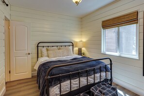 House (2 Bedrooms) | Interior - 'pine & Peak Cabin' in Big Bear ~ 5 Mi to Lake (Big Bear City)