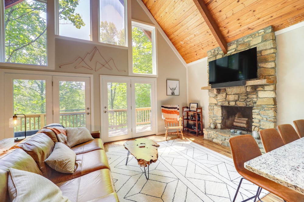 Wooded Retreat w/ Decks & Views in Beech Mountain! - Roan Mountain, TN