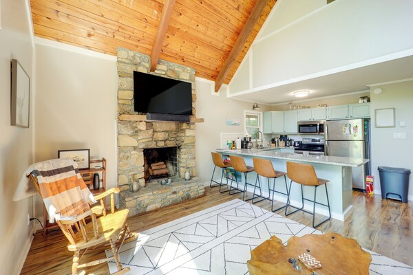 Wooded Retreat W/ Decks & Views In Beech Mountain! - Roan Mountain, TN