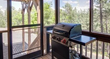 2 Mi to Show Low Lake: Scenic Cabin w/ Balcony