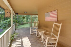 Interior - Peaceful All-season Base w/ Fire Pit in Banner Elk (Banner Elk)
