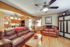 Interior - Peaceful All-season Base w/ Fire Pit in Banner Elk (Banner Elk)