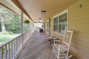 Interior - Peaceful All-season Base w/ Fire Pit in Banner Elk (Banner Elk)