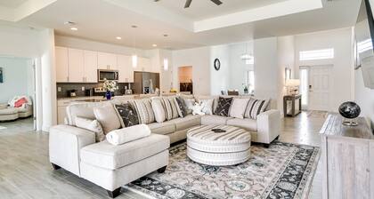 Furnished Lanai & Yard: Comfy Lehigh Acres Getaway