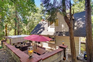 Outdoor dining - Lake Arrowhead Cabin w/ Decks < 2 Mi to Village! (Bullhead City)