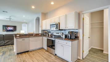 House (4 Bedrooms) | Interior